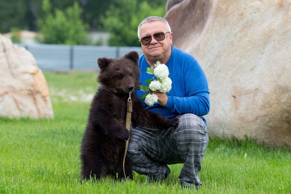 Маленькая Глаша с директором зоопарка