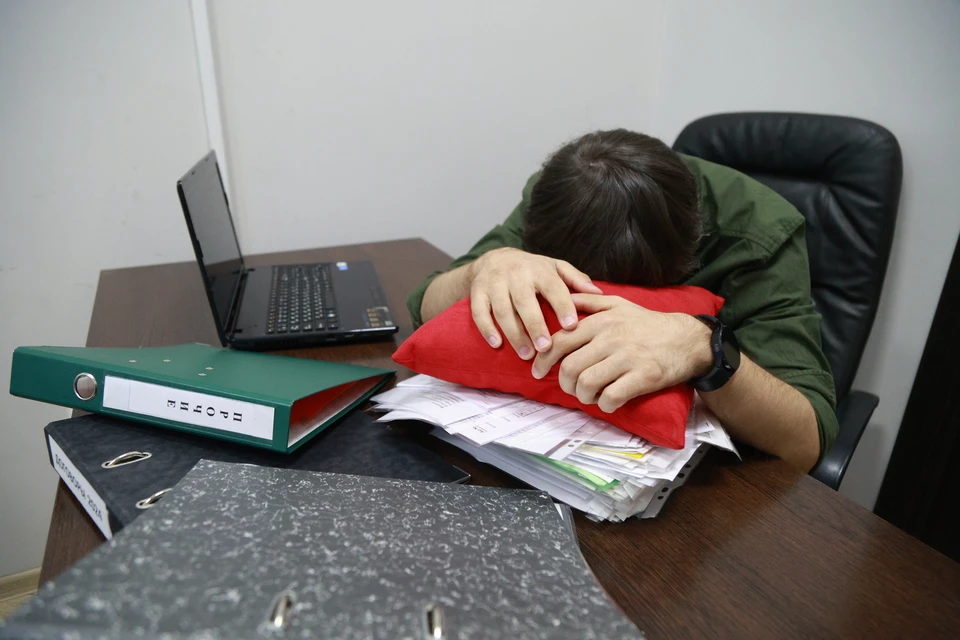 Офисные сотрудники часто жалуются на боль и постоянное напряжение в шее и голове