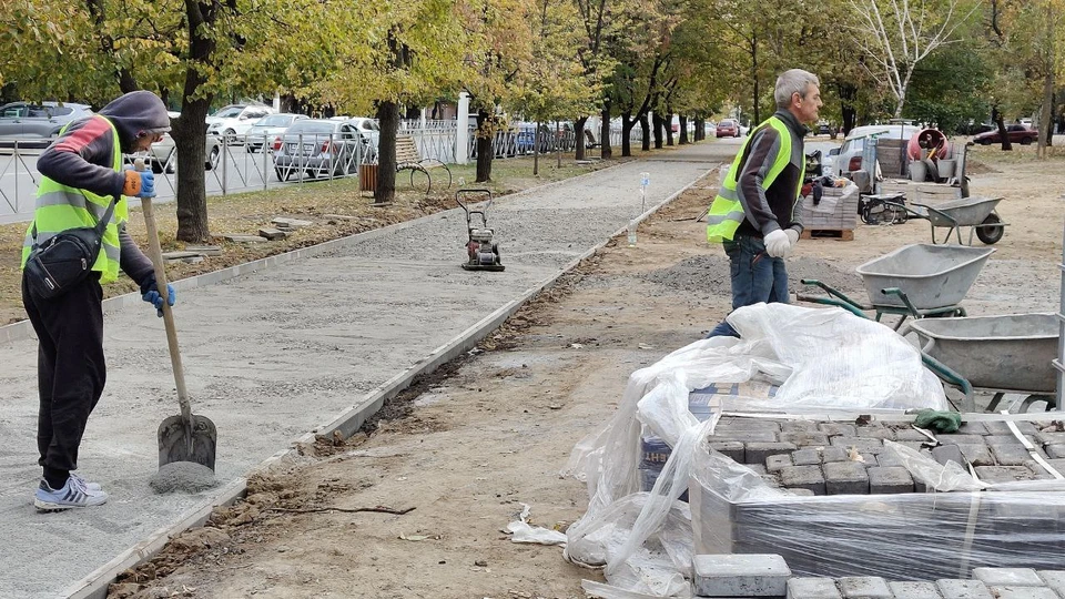 В Мелитополе укладывают тротуарную плитку