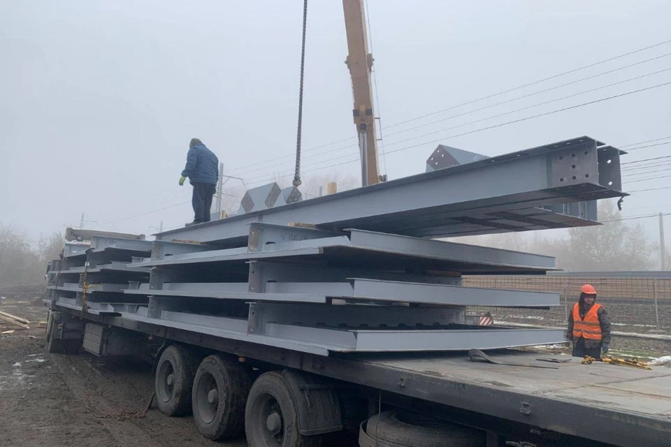 В Новосибирске готовятся к монтажу главной части пешеходного моста через Транссиб. Фото: Telegram-канал Максима Кудрявцева