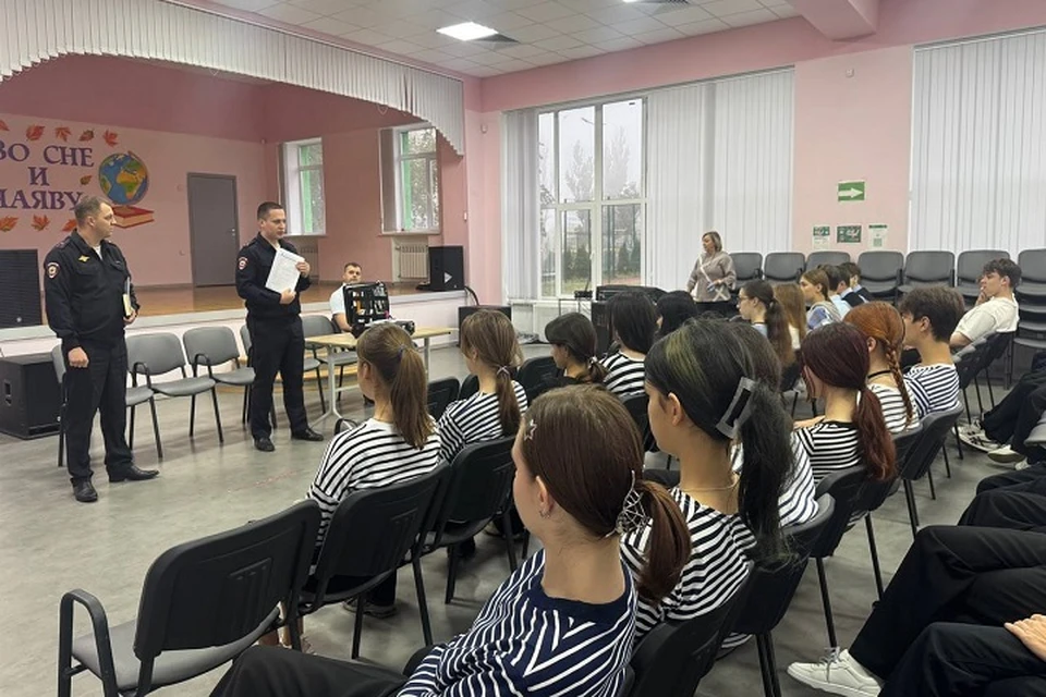 Мариупольские полицейские рассказали школьникам о своей работе. Фото: МВД по ДНР