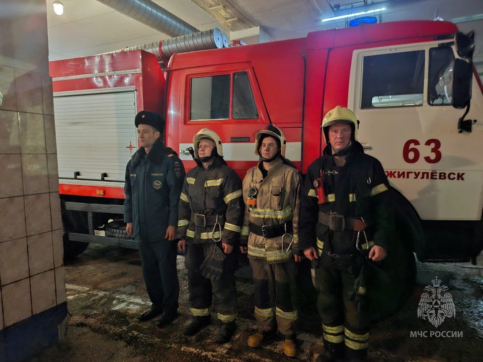 Пожарные спасли хозяина квартиры, где ночью загорелись домашние вещи
