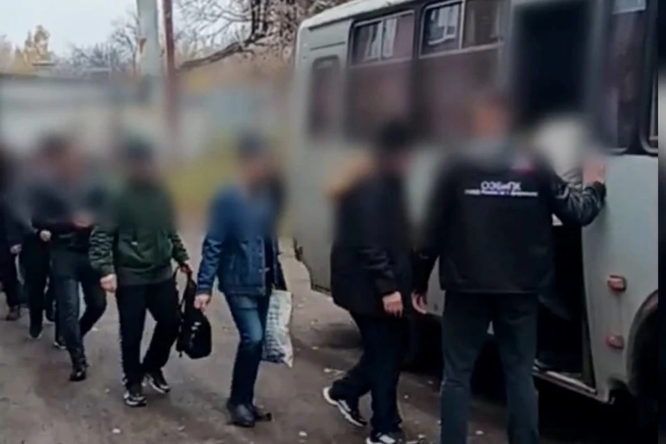 Иностранцы трудились подсобными рабочими, не имея документов и медицинских справок.