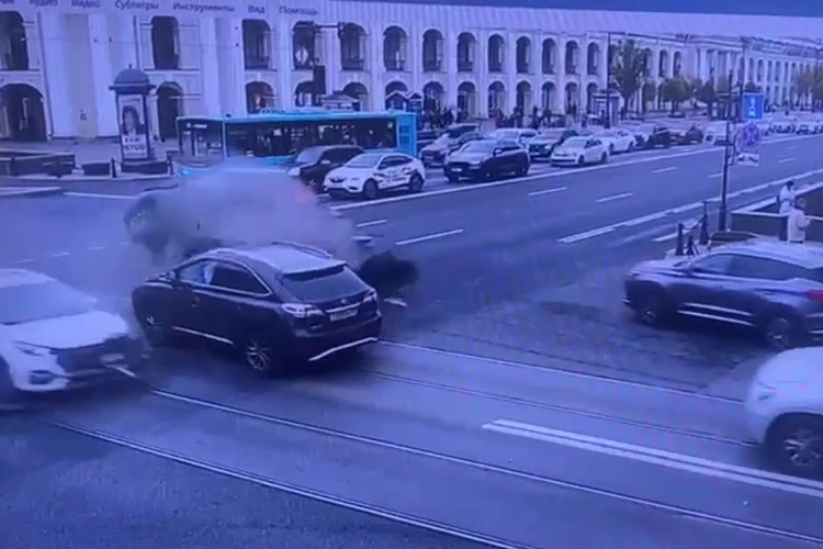 Вылетел на полной скорости на красный: Гонщик на Audi устроил массовое ДТП из восьми машин на Невском проспекте