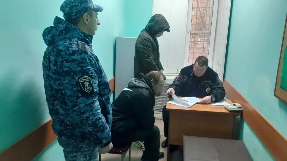 Мужчины похитили из торговой точки алкоголь