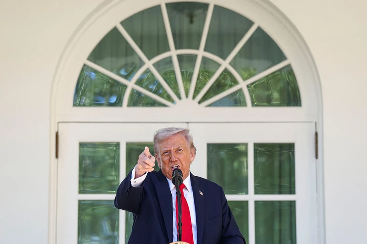 Трамп приказал ломать Белый дом: к нему пристроят гигантский Бальный зал