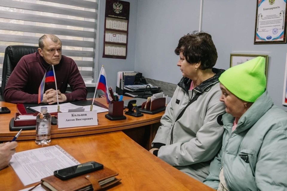 Глава Мариуполя Антон Кольцов провел личный прием жителей левобережья. Фото: ТГ/Кольцов