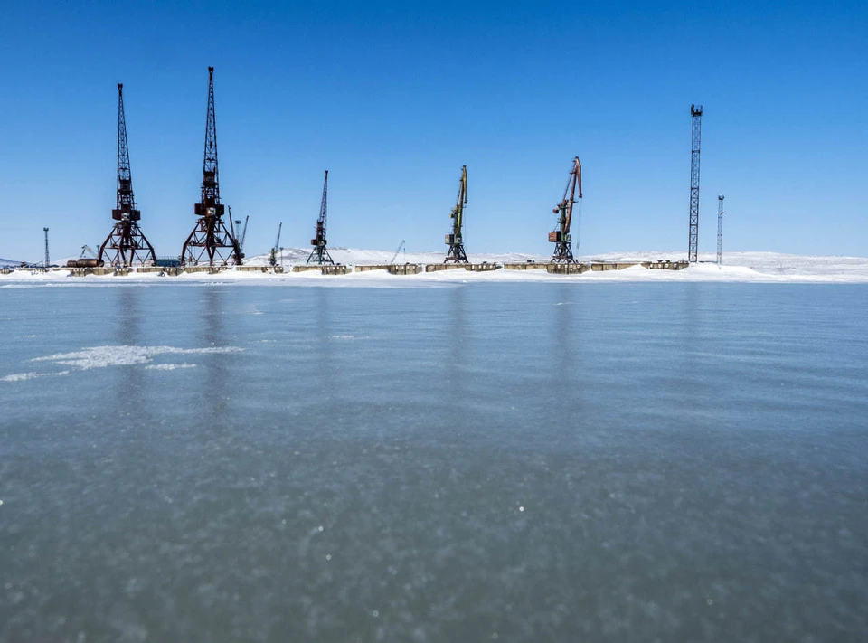 Два судна с экипажем застряли во льдах в Якутии
