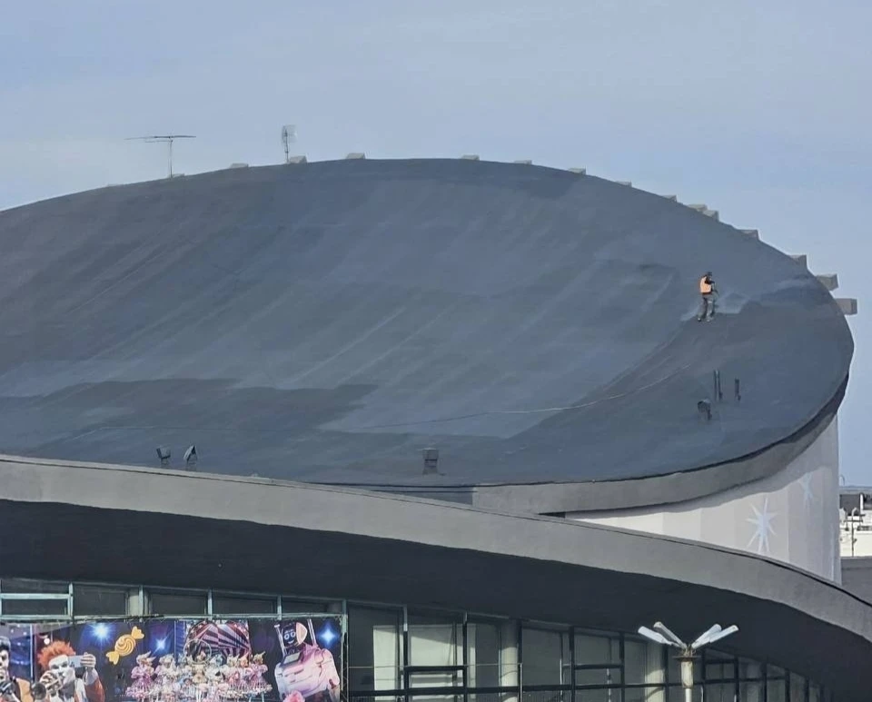 Крыша цирка стала черной. Фото: https://t.me/eshcho_samara/10082