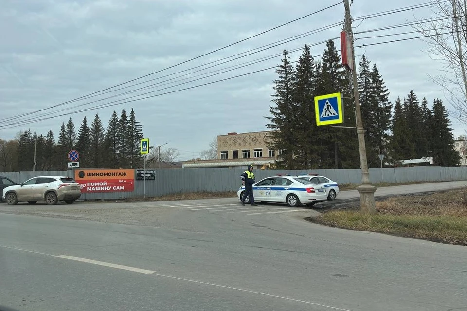 Рядом с местом происшествия дежурят экипажи ДПС.