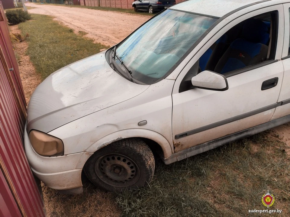 Вот один из автомобилей, который злоумышленнику пришлось бросить на улице. Фото: Госкомитет судебных экспертиз Беларуси.