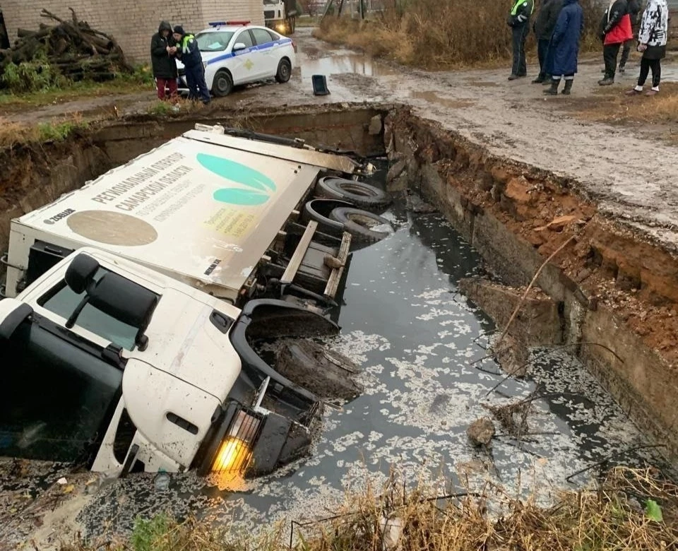 Мусоровоз рухнул в выгребную яму. Фото: https://t.me/c/1201614569/15624