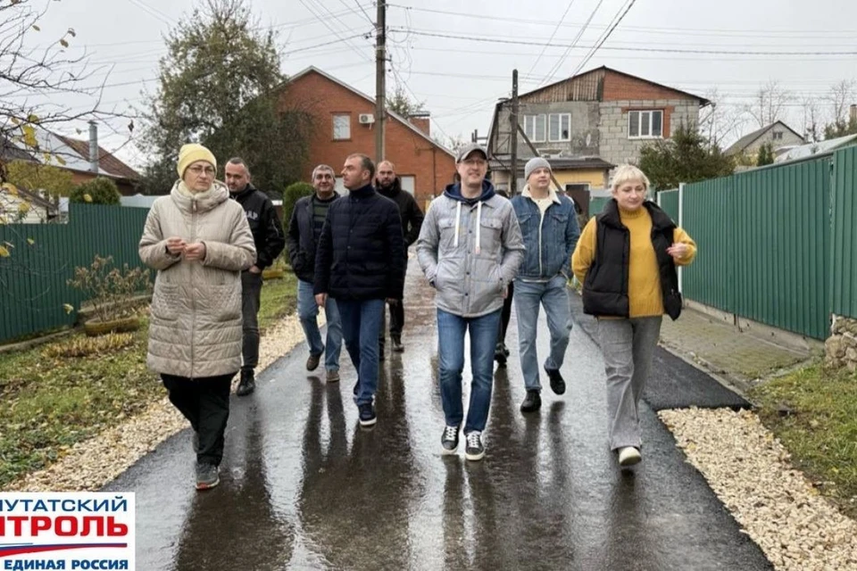 Антон Астафьев и Сергей Самарский проконтролировали результаты ремонта дороги по улице Карьерной в Рязани. Фото: «Единой России»