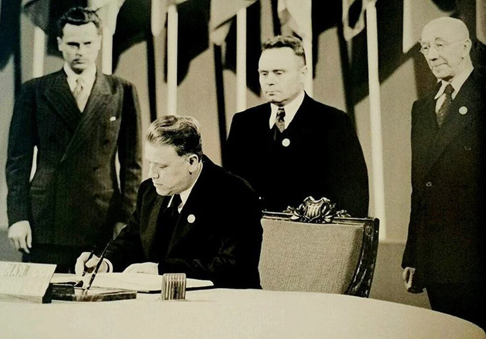 26 июня 1945 года. Кузьма Киселев подписывает Устав ООН.