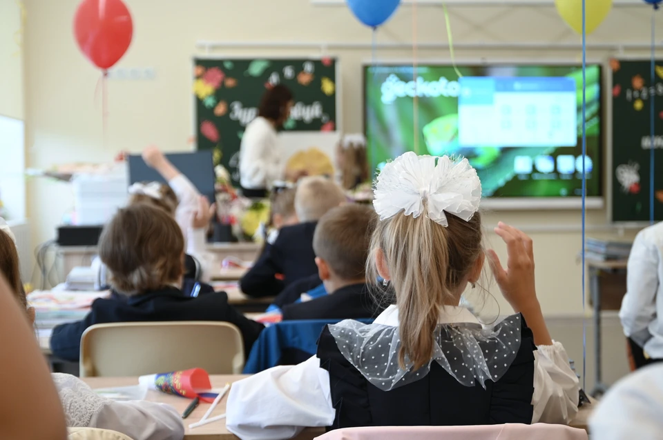 Из 1,5 тысячи человек к экзамену допустили только 990 детей.