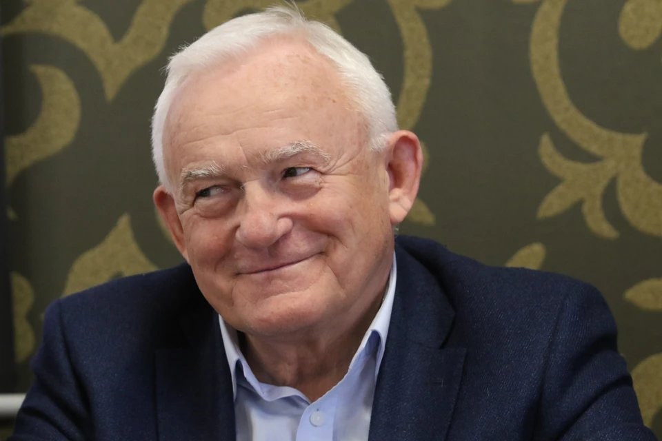 Экс-премьер Польши Миллер предложил вернуть Украине молодежь призывного возраста