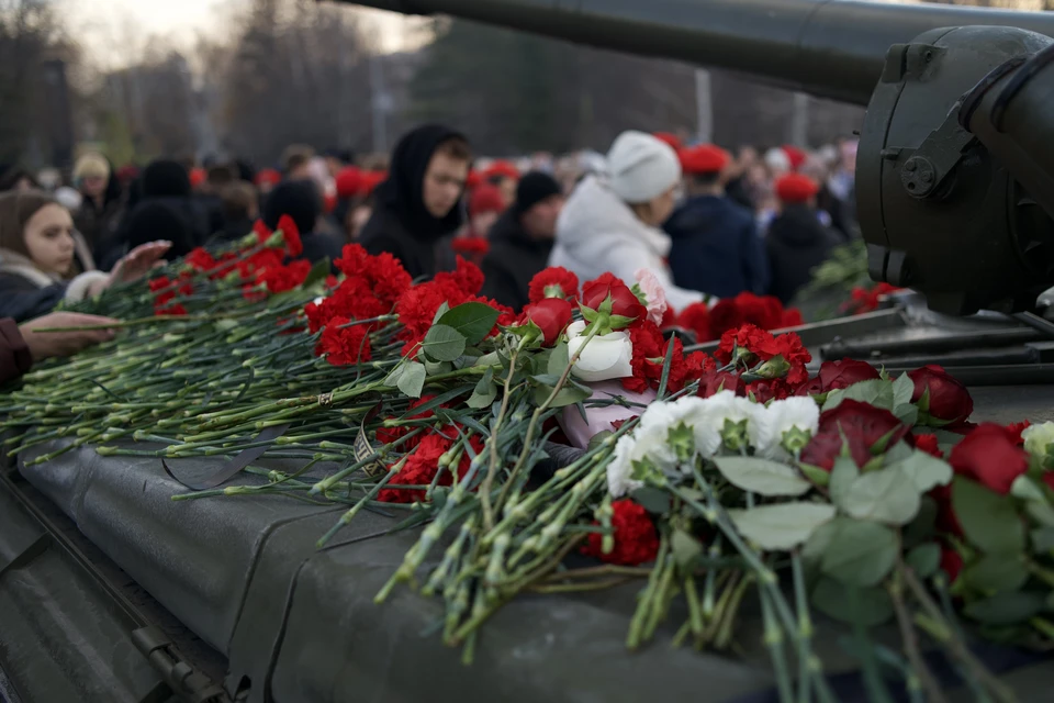 Гвоздики и розы несли к импровизированному мемориалу памяти погибших при взрыве на заводе в Копейске