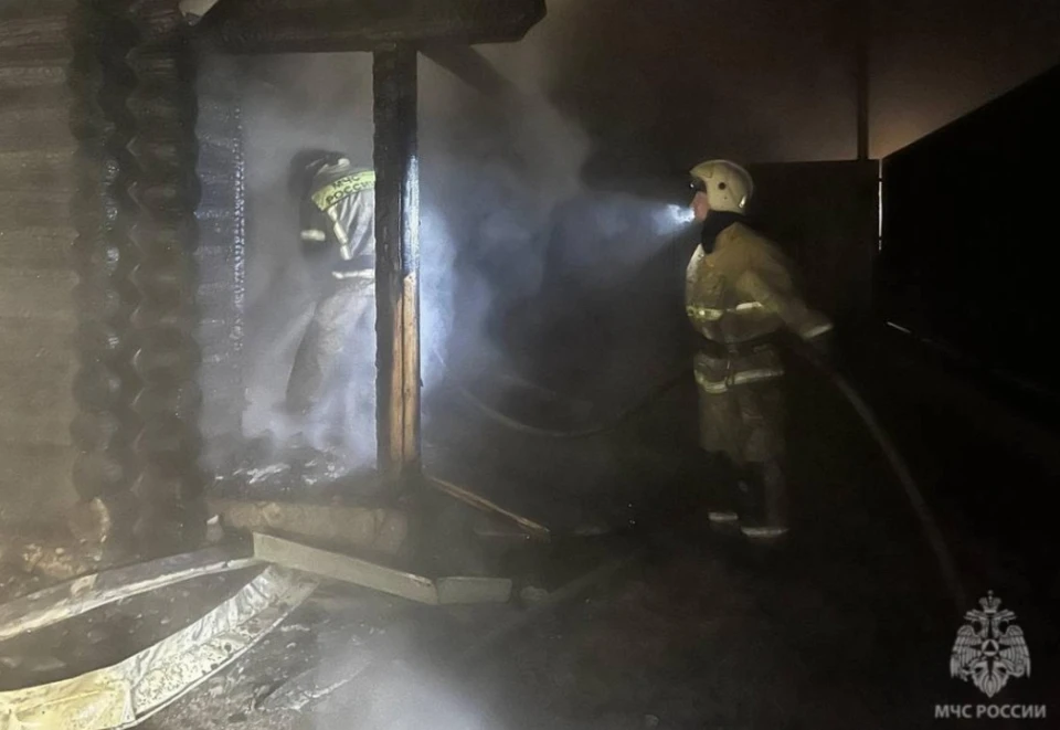 Огонь уничтожил дом в Слободском районе. Фото: МЧС.