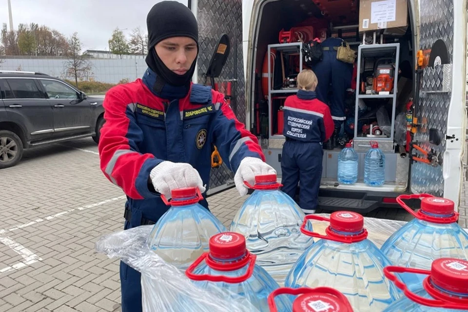 Добровольцы ВСКС ДНР и Москвы доставили 1500 литров воды жителям Березовое. Фото: ВСКС ДНР