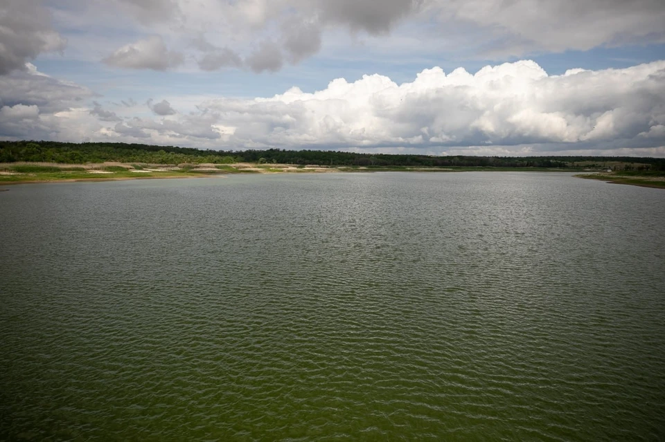 Благодаря переброске воды из водоемов Володарского округа в Старокрымское водохранилище удалось стабилизировать его уровень на отметке 7,7 миллионов кубометров. Фото: ТГ/Кольцов