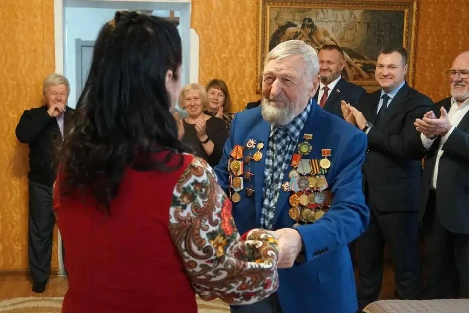 Александр Иванович имеет за плечами множество трудовых достижений и боевых подвигов. Фото: ТГ-канал Евгения Солнцева