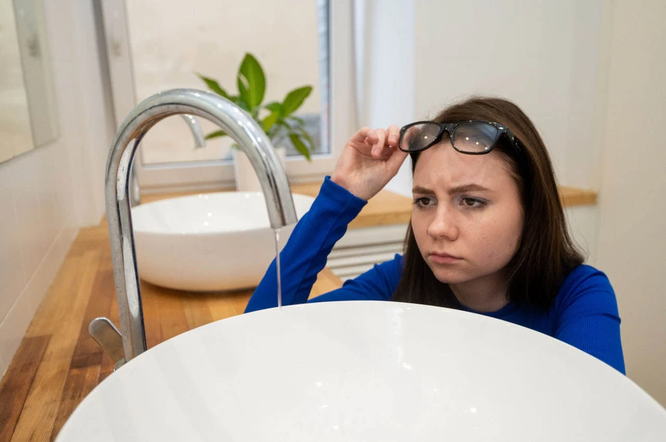 Холодное водоснабжение подается по ограниченному графику: с 12:00 до 12:00 и с 18:00 до 21:00