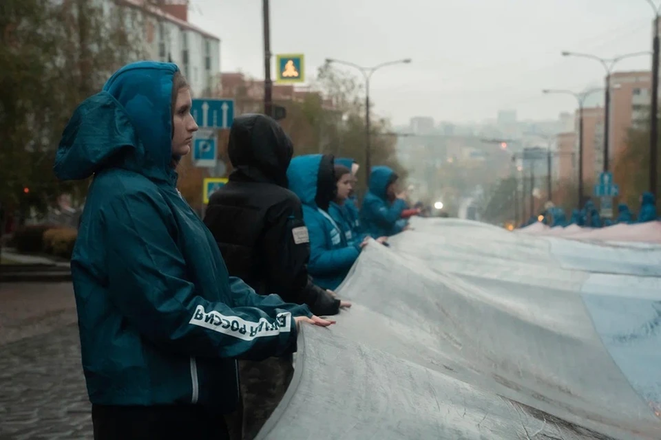По проспекту Ильича в Донецке молодежь развернула 200-метровый флаг ДНР. Фото: МГЕР в ДНР