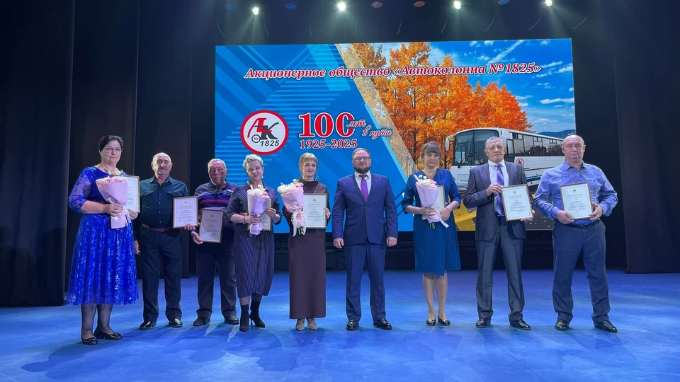 От имени депутатов и председателя Оренбургского городского Совета Сергея Бабина коллектив предприятия поздравил заместитель председателя Совета Алексей Поснов. Фото: Оренбургский горсовет