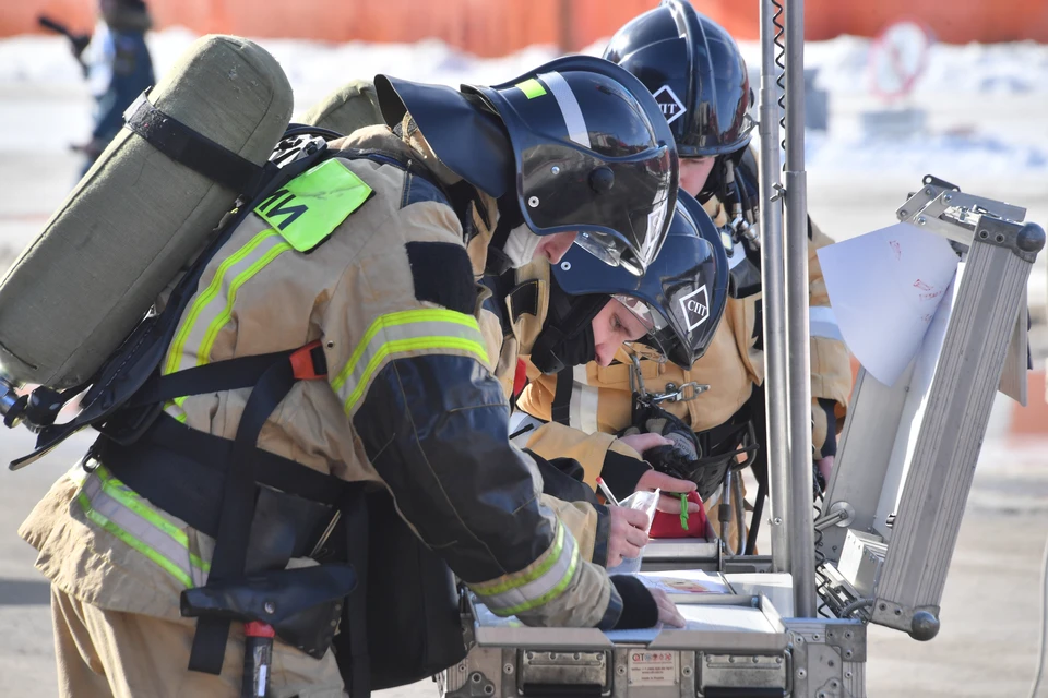 Наиболее серьезный инцидент произошел в Медногорске, где огонь повредил строящийся частный дом.