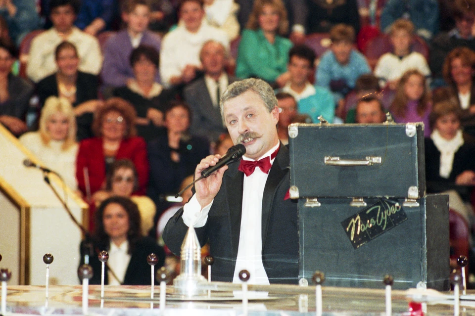 Художественный руководитель и ведущий телевизионной передачи «Поле чудес» Леонид Якубович во время съемок 100-го выпуск капитал-шоу в 1992 году. Фото: Николай Малышев/ТАСС.