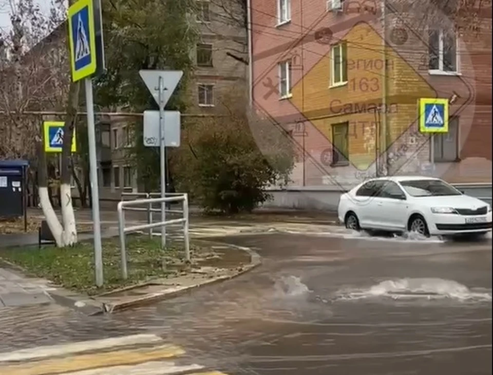 Проезжую часть залило водой из-за утечки на водоводе