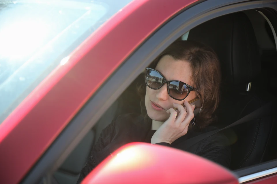 Разговаривать по телефону за рулем запрещено.