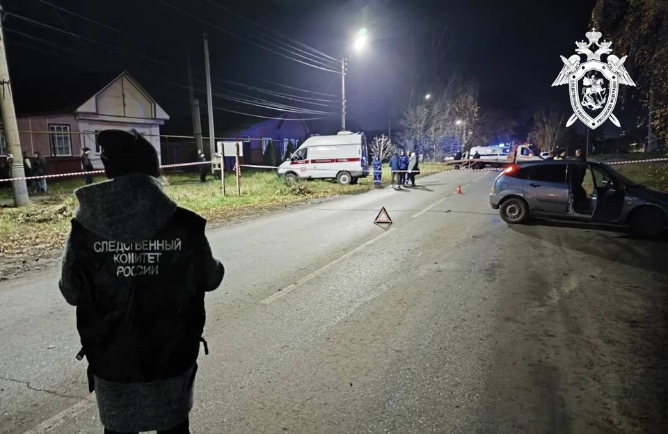 77-летняя женщина и 14-летняя девочка переходили дорогу по нерегулируемому пешеходному переходу.