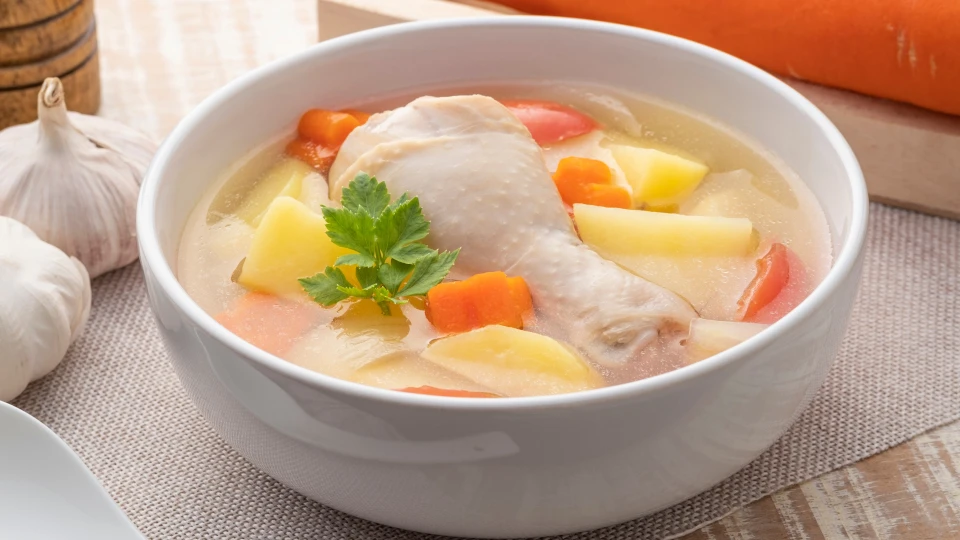 Врач рассказала, помогает ли куриный бульон бороться с простудой
