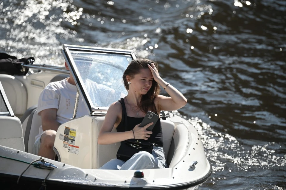 Туристов пустят на корабль через турникет.