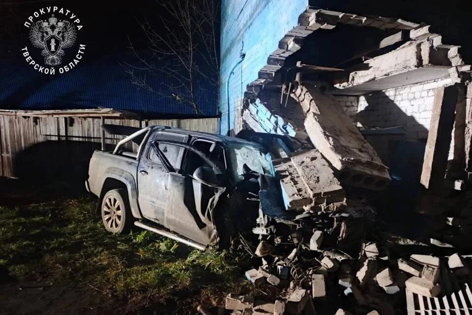 Машина на полном ходу врезалась в трансформаторную подстанцию. Фото: Прокуратура Тверской области