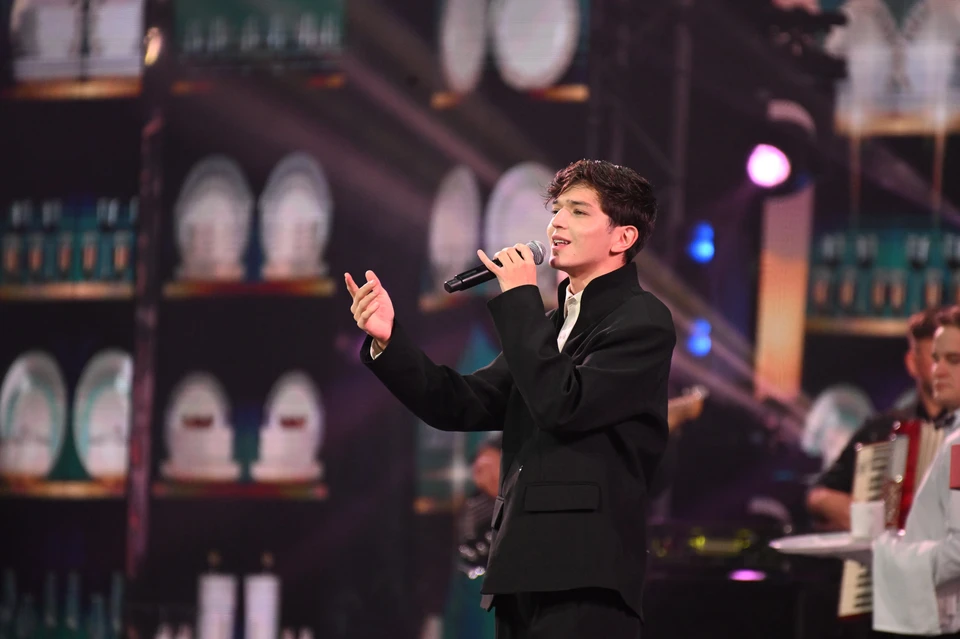 В Казахстане отменили концерты Akmal', отказавшегося принять сине-желтый пакет