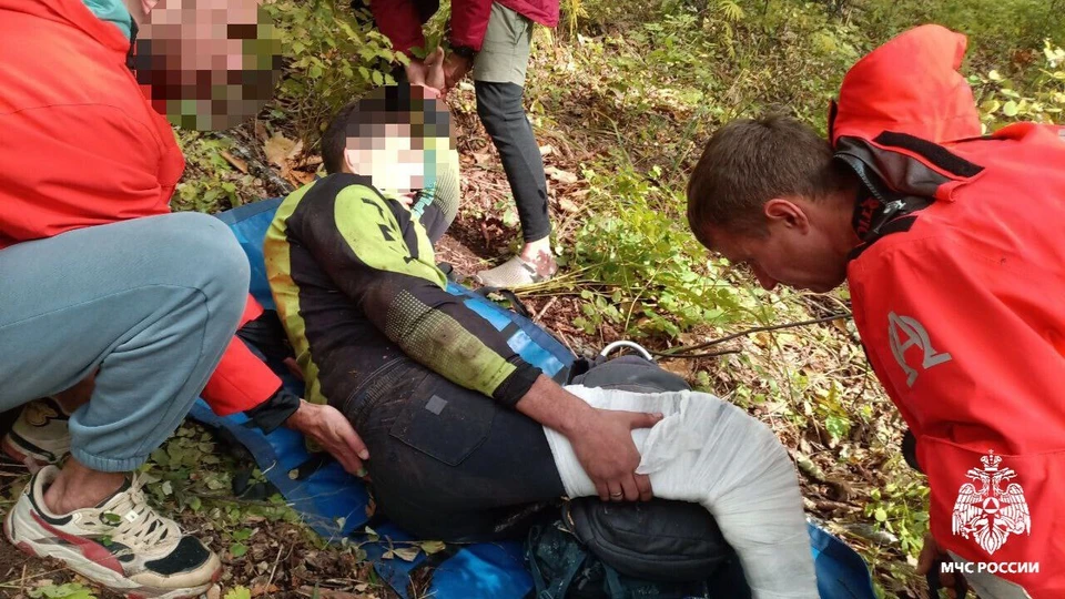 Спасатели вынесли мотоциклиста с переломом ноги из леса в Приморье Фото: МЧС Приморья