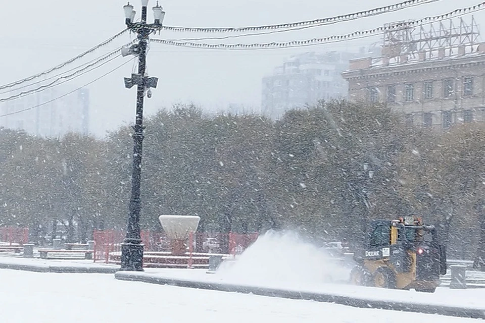 Последствия снегопада устраняют в Хабаровске