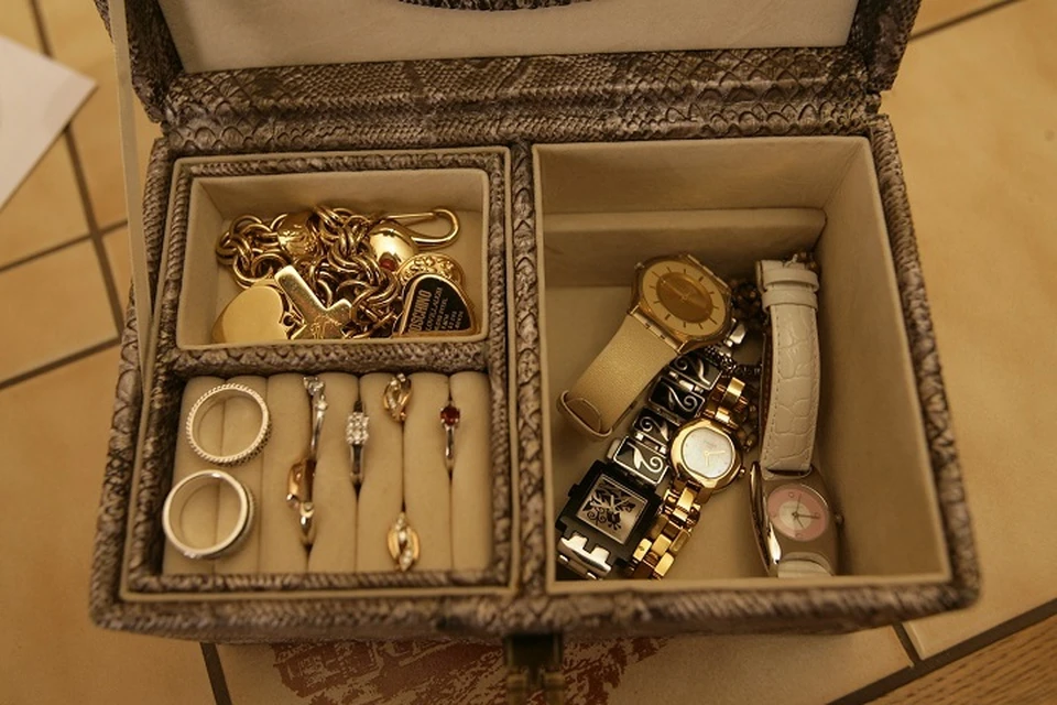 Подруга похитила ювелирные изделия у хабаровчанина на 198 тысяч рублей