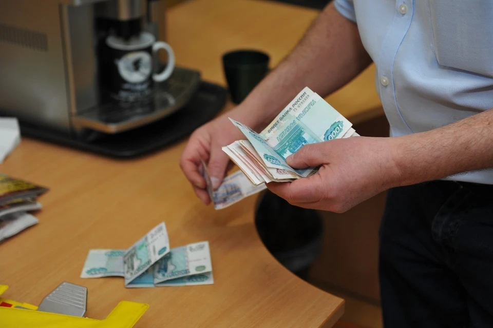 Новосибирца не выпустили из России из-за долгов по налогам.