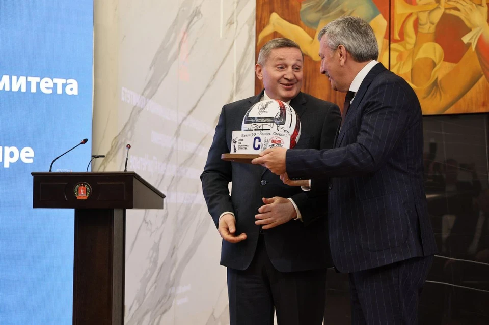 Мэр Волгограда Владимир Марченко передаст мяч и капитанскую повязку волгоградской молодежи.