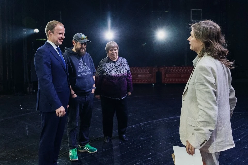 Губернатор Виктор Томенко встретился с режиссёром Артёмом Терёхиным и актрисой Лизой Арзамасовой после очередного показа спектакля «Идиот» в Барнауле. Фото: пресс-служба Алтайского краевого театра драмы.