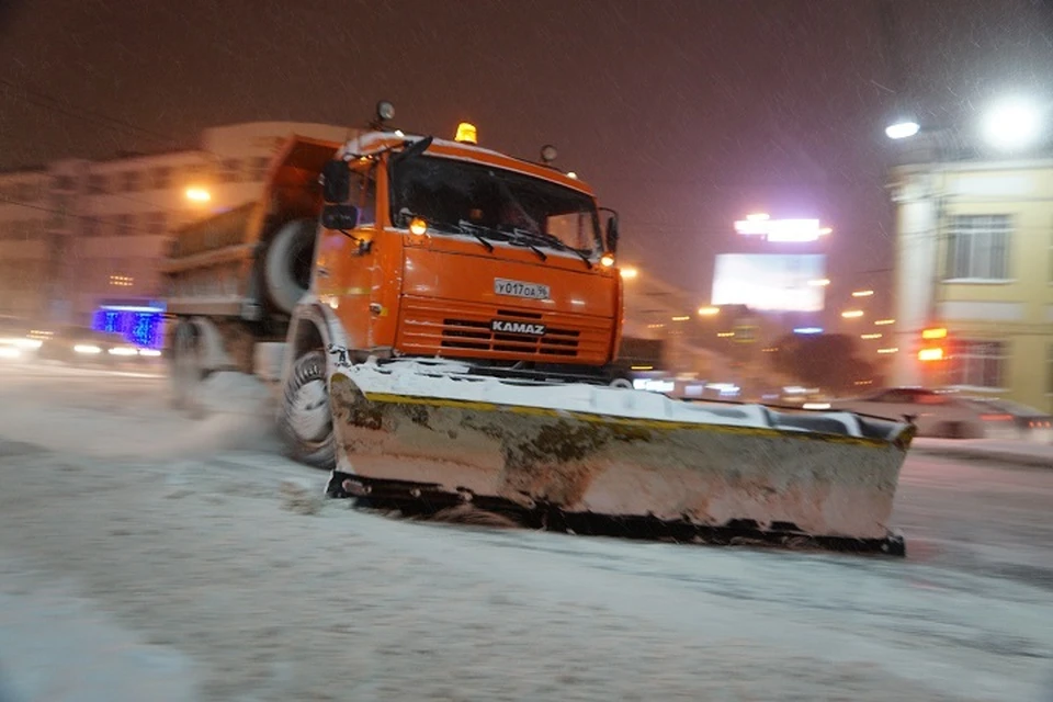 В Хабаровске коммунальные службы убирают снег с основных магистралей
