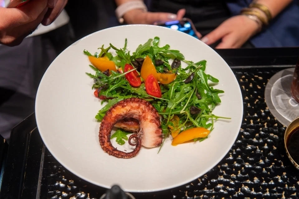 Осенняя погода с холодом и дождями побуждает людей искать тепло и комфорт в закрытых заведениях.