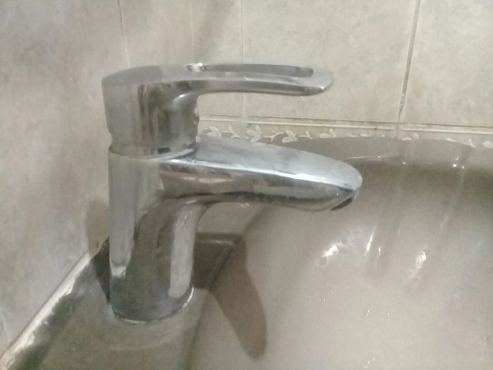 После отключения вода на некоторое время может изменить цвет. Главное, что по биологическому и химическому составу она не несет никакой угрозы.