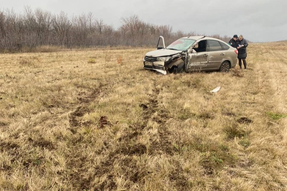 Водитель легковушки выехал на встречную полосу и врезался в грузовую машину.
