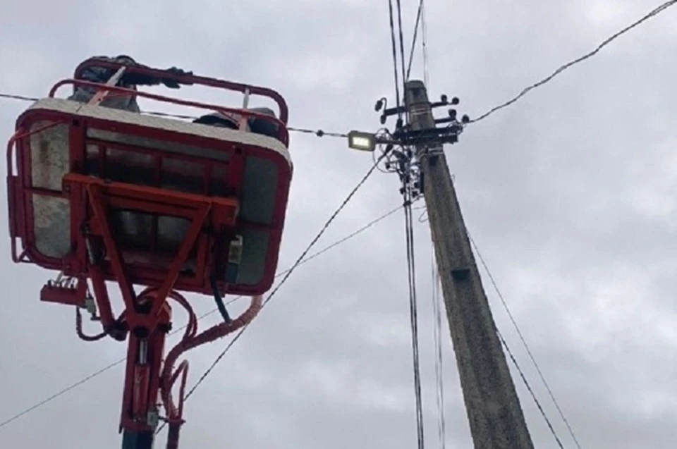 Специалисты проверили и восстановили питание электросетей. Фото: Администрация Мариуполя