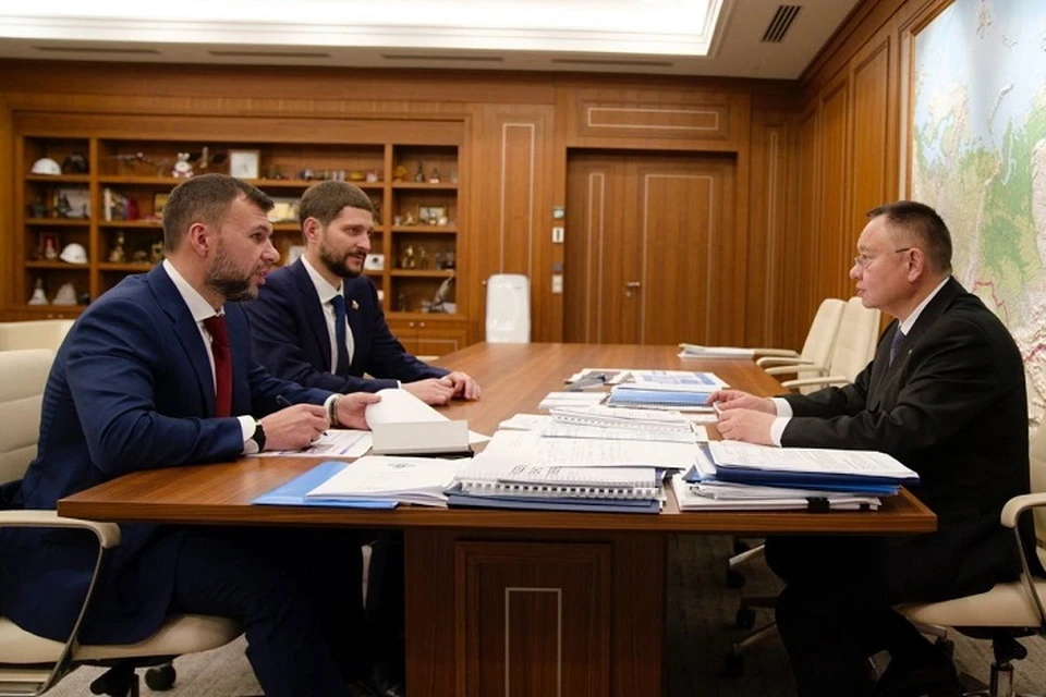 Глава Минстроя России провел рабочую встречу с Главой ДНР. Фото: Минстрой России