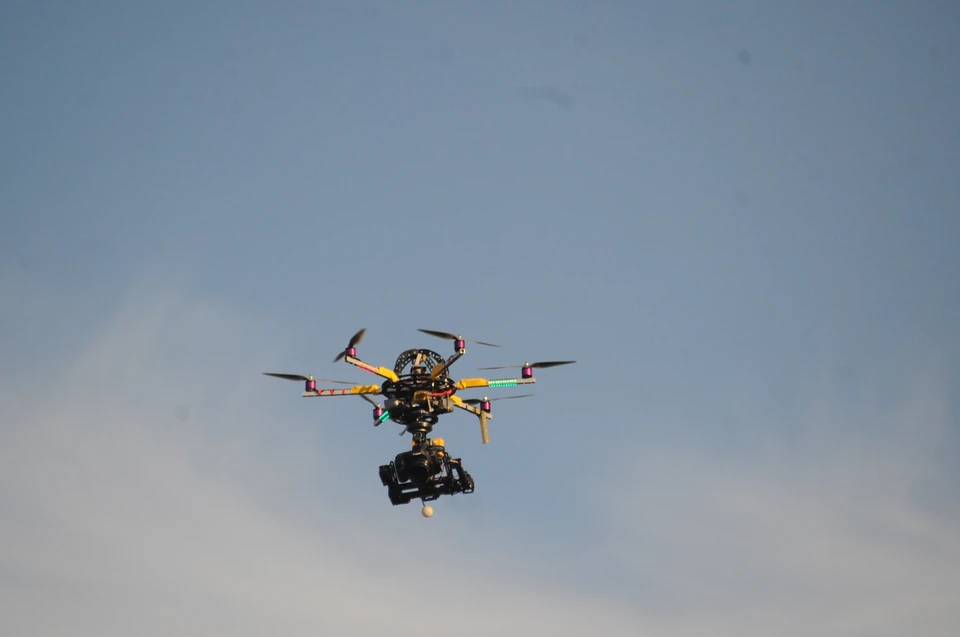 Мужчина запустил в небо беспилотник несмотря на запрет.